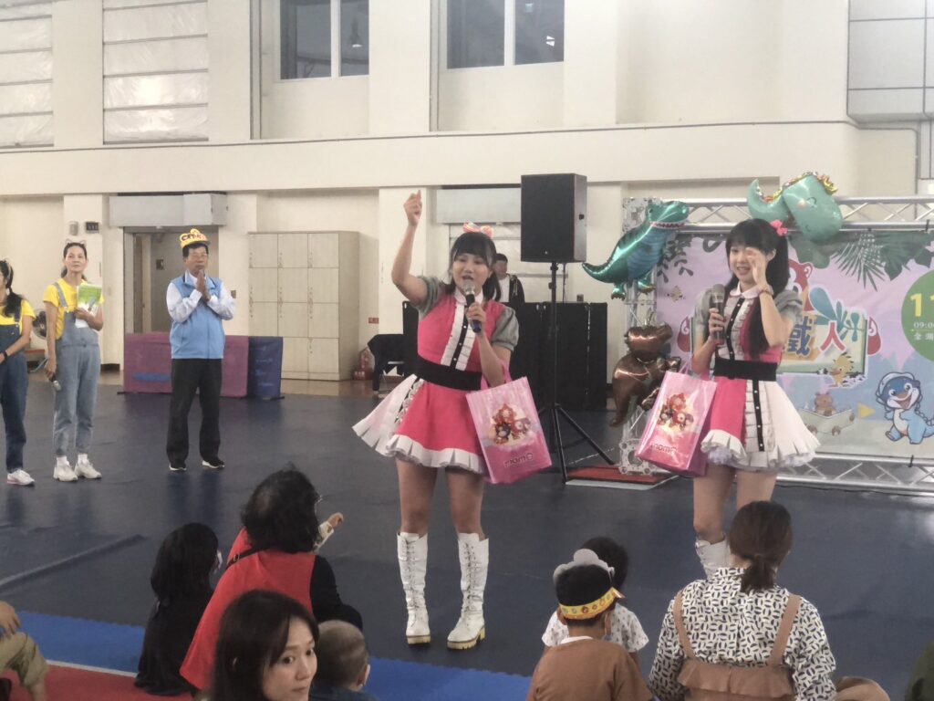 ▲知名的藍莓姐姐和水晶姐姐也在活動中和小朋友熱情互動。(圖/金門文化局 提供)