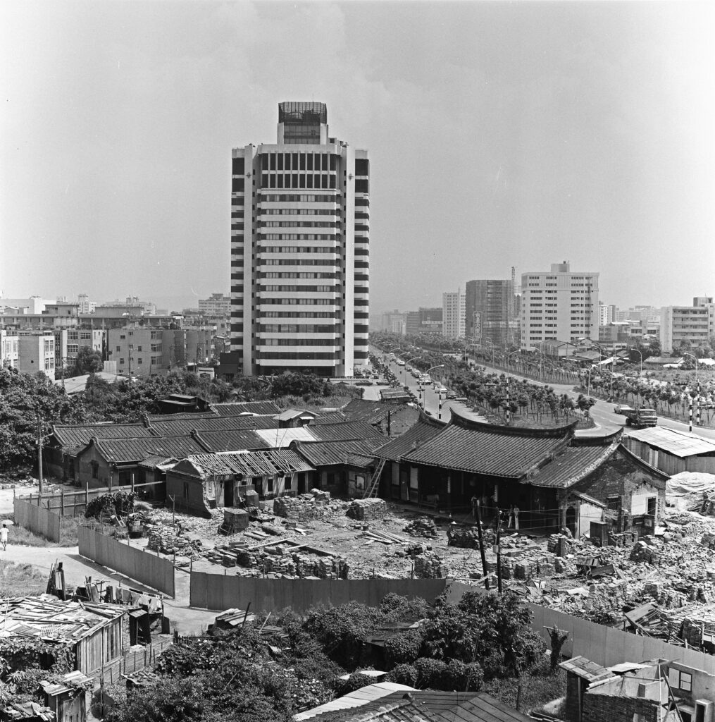 「摩登生活：臺灣建築1949–1983」林肯大廈和準備拆遷的林安泰古厝，1978。圖像由北美館提供。