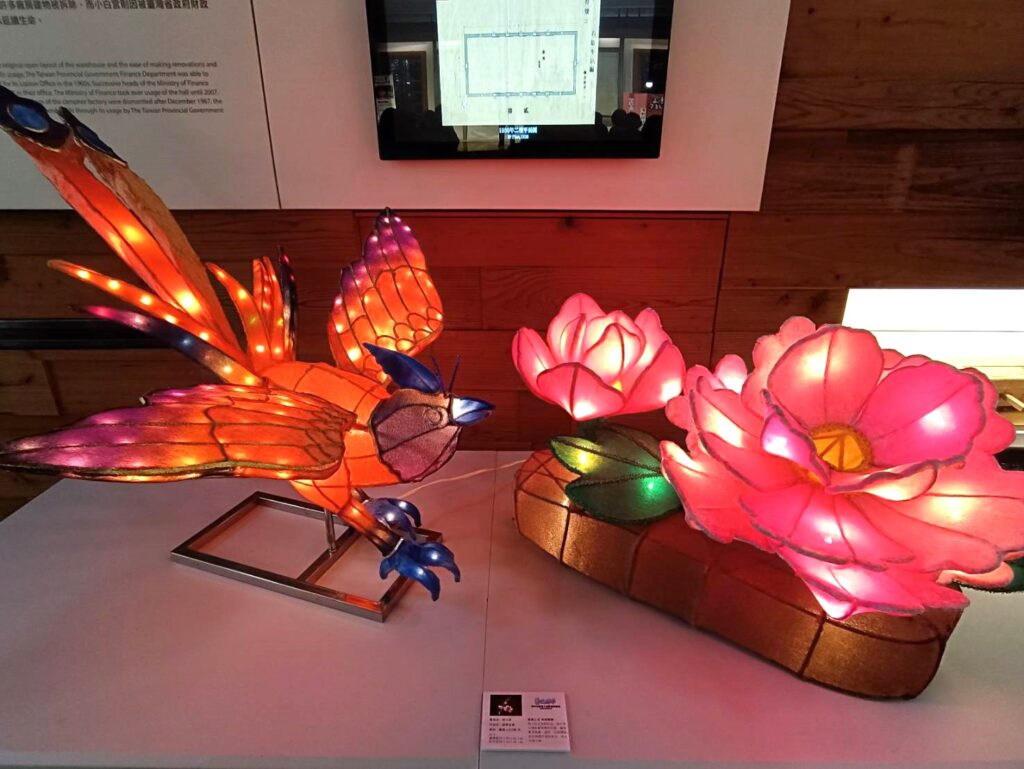 現場展出燈藝師林玉珠兩件花燈作品。（記者 陳安婷/攝）