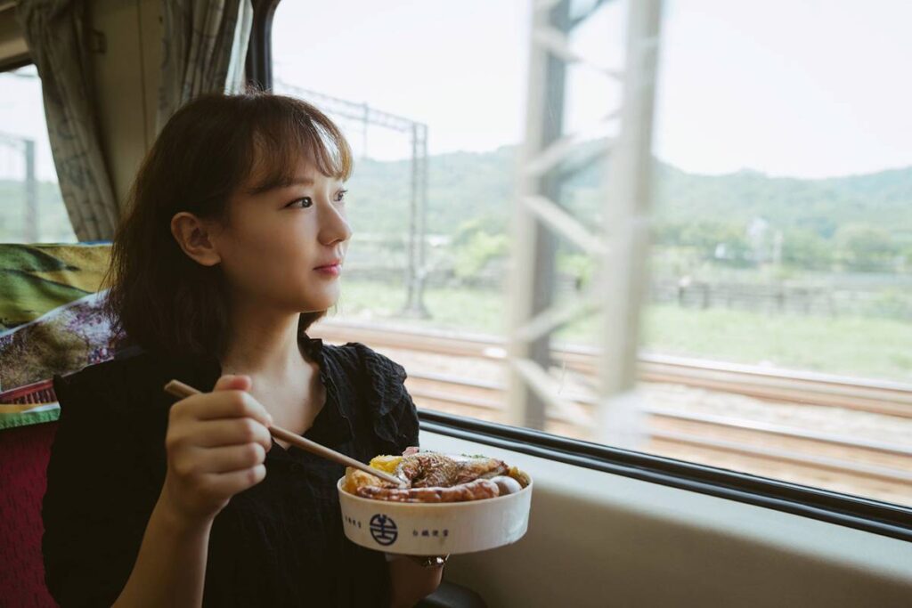 搭乘臺鐵「郵輪式列車」還能享用限定口味臺鐵便當。（圖/臺鐵提供）