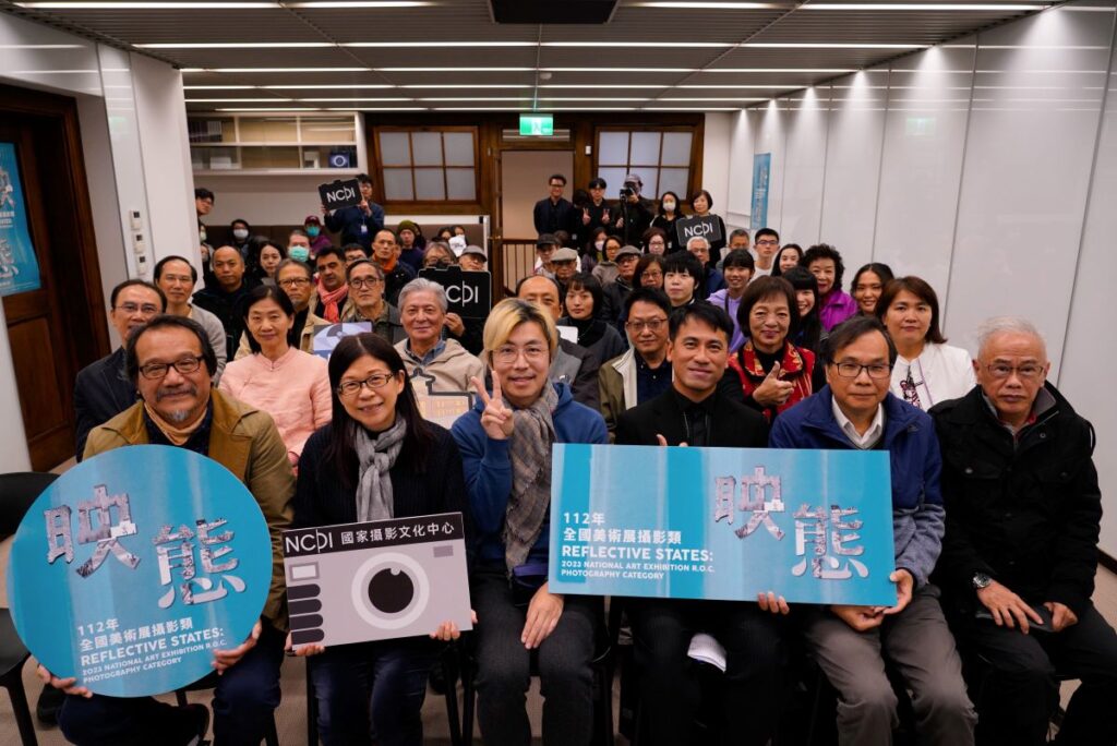 國立臺灣美術館館長陳貺怡（左二）、評審委員簡永彬（左一）、攝影家張志達（左三）、黃元煜（右三）、王其榕（右二）與其他入選獎得主及各界貴賓共同合影。