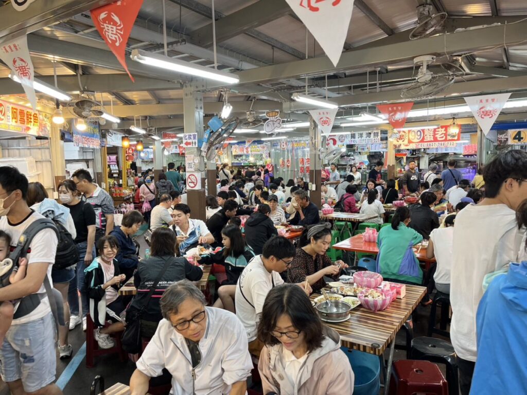 ▲選購萬里蟹的民眾在新北市漁港穿梭購買。