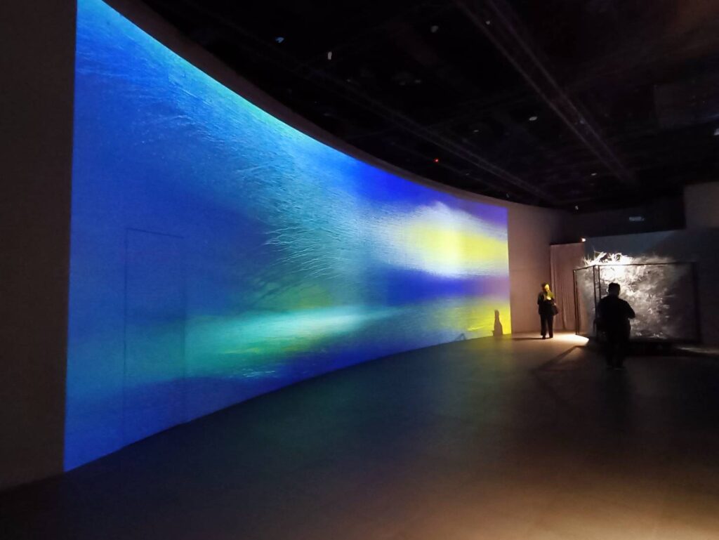 ▲現場9米巨幅投影所呈現出江賢二老師的作品，在導入科技化元素後，讓作品的光影效果變化萬千，令人驚艷。（記者 辛澎祥/攝）