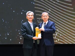 中鋼王錫欽總經理(右)接受環境部薛富盛部長(左)頒發「資源循環績優企業」最高榮譽金質獎。