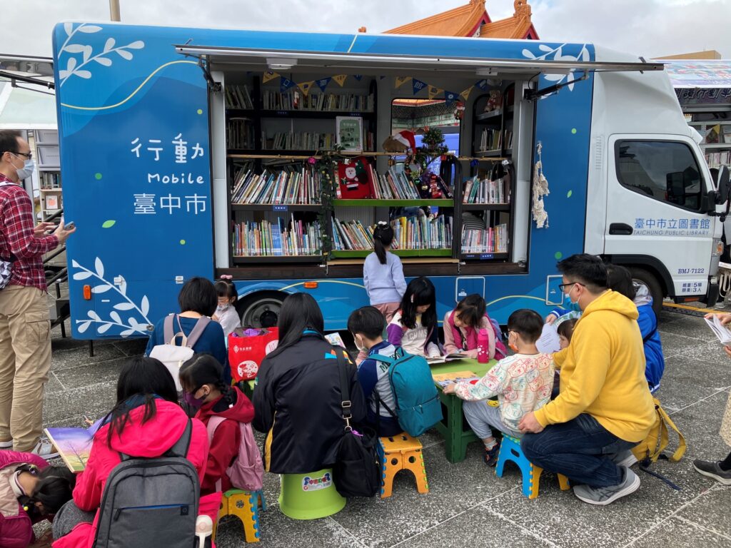 智慧綠能行動圖書車，滿載千冊圖書與現場大小朋友相見歡。（圖/文化局提供）