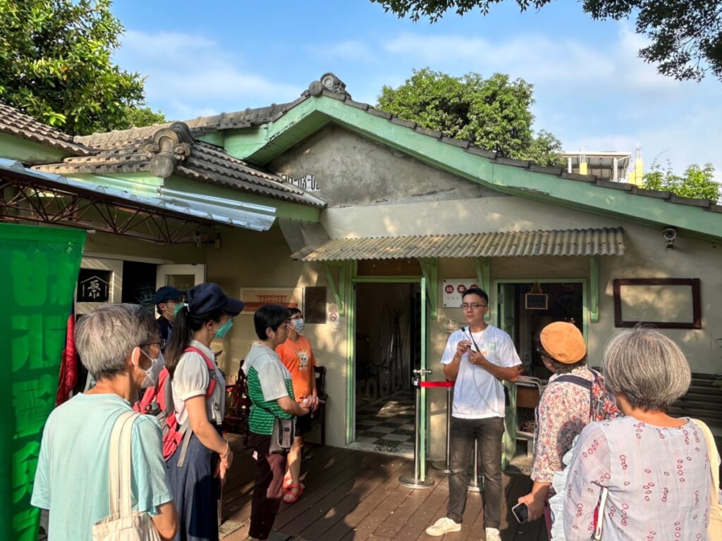 館長趙佳祥導覽臺中市眷村文物館