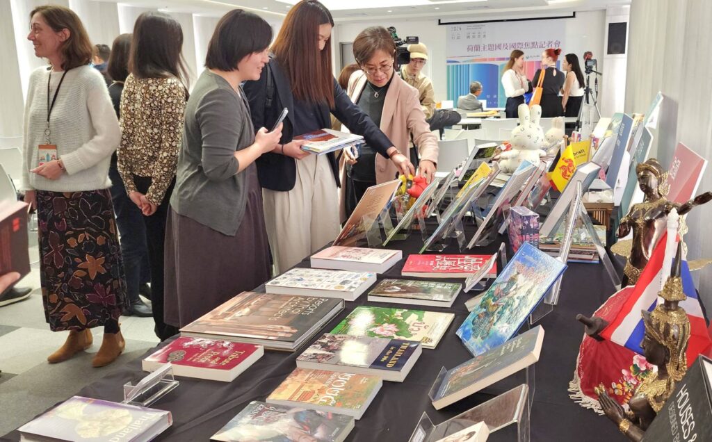 ▲會場展示的各國參展專書,多樣且豐富內涵,讓人目不瑕給。(記者 辛澎祥/攝)