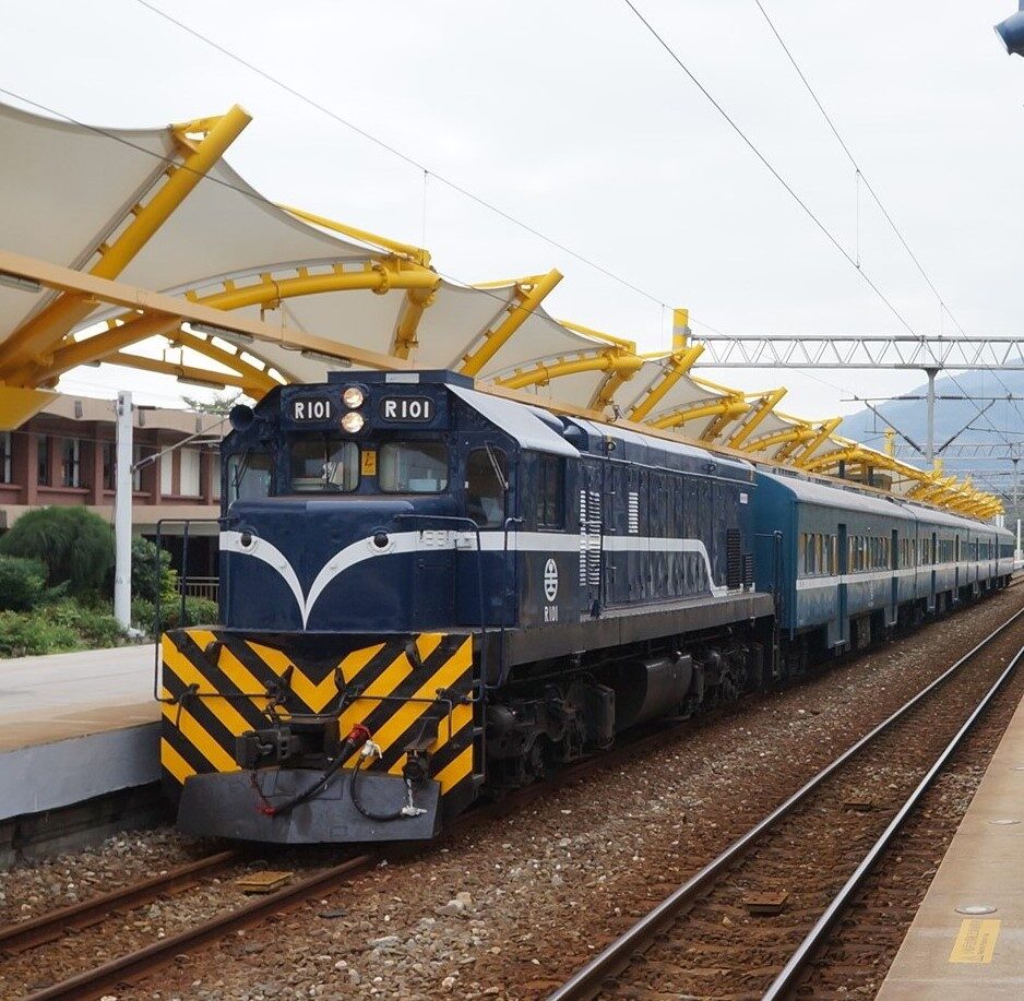 ▲臺鐵藍皮普快車是承載許多人對火車舊時光記憶的古董級列車。