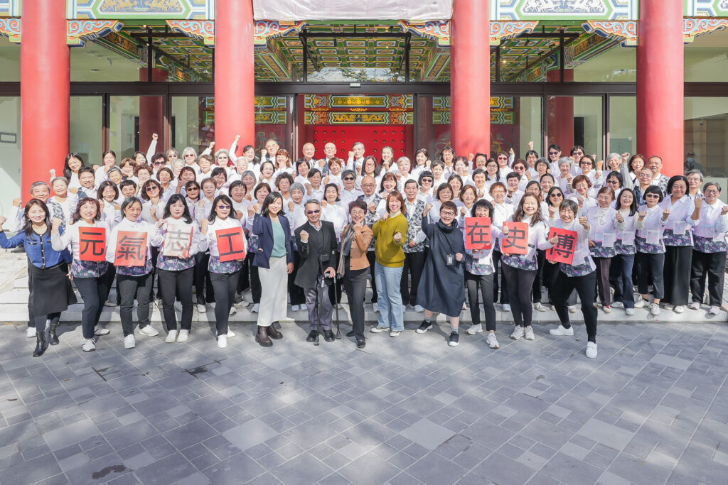 元氣志工大會師，於國立歷史博物館門前合影。（圖/史博館提供）