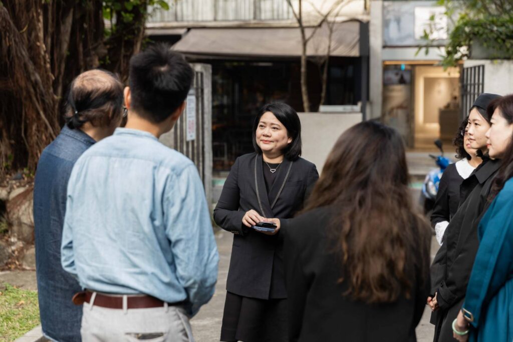 ▲陳菁螢理事長（中）與媒體對談畫廊協會今年的會務推動與活動策畫內容。（圖/畫廊協會 提供）