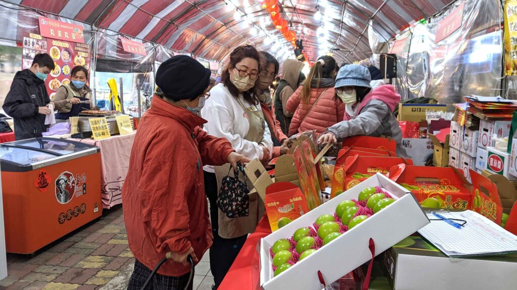 ▲新北6大農會超市推出年菜特惠，吸引民眾上門採購。（圖/新北農業局 提供）