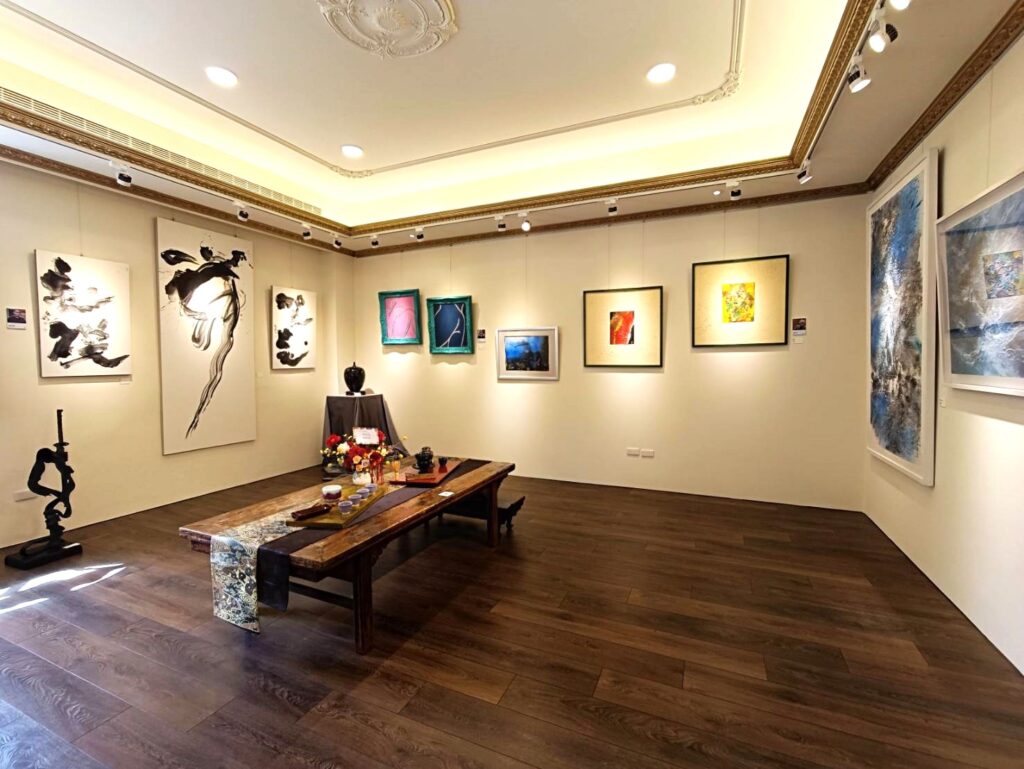 ART365美術館的實體展館，環境清幽，採光明亮，是中臺灣專業的藝術家與藏家的交流場域。（記者 辛澎祥/攝）