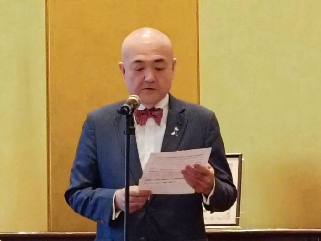 ▲日本台灣交流協會台北事務所代表片山和之，致詞時表彰對張炳煌在推動臺日書法交流合作所展現的重大貢獻。（記者 辛澎祥/攝）