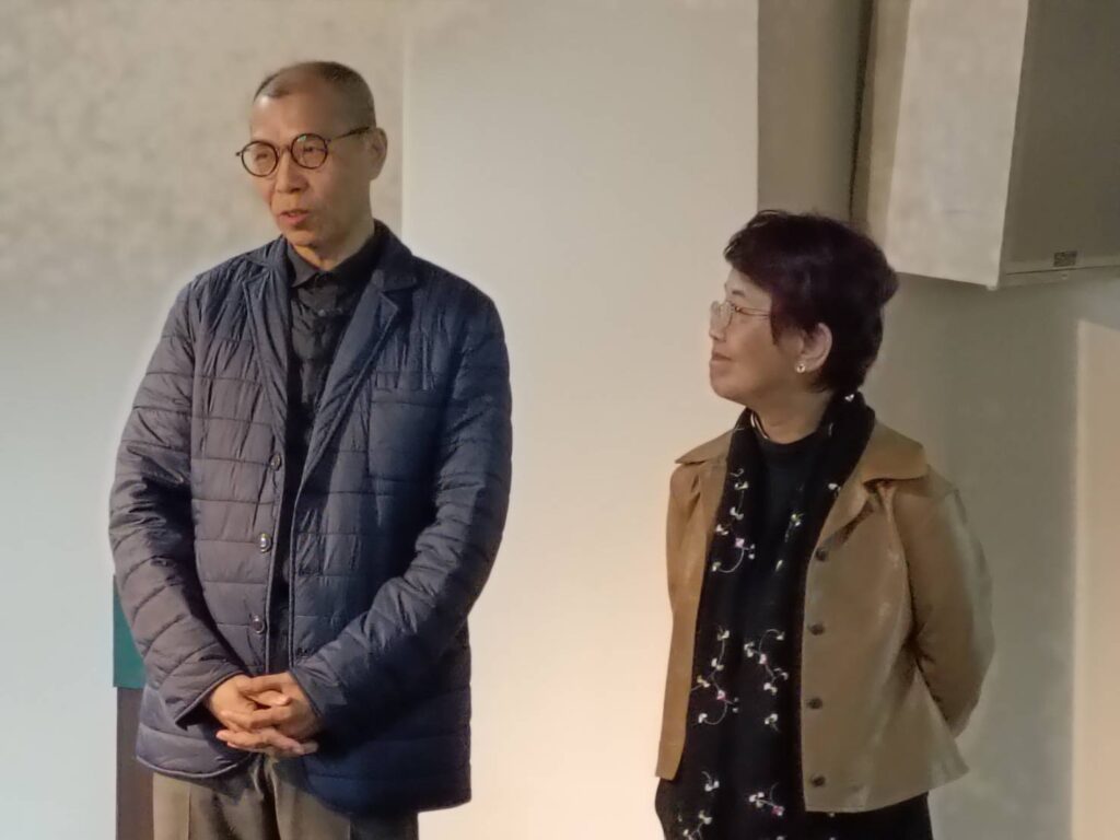 史博館展覽組副研究員也是常設展策展人蔡耀慶（左）與王長華館長說明開館後的展覽內容與型態。（記者 辛澎祥/攝）