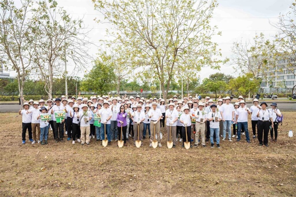 ▲2023 台灣高鐵員工參加「共植美好」植樹活動。（圖/台灣高鐵 提供）