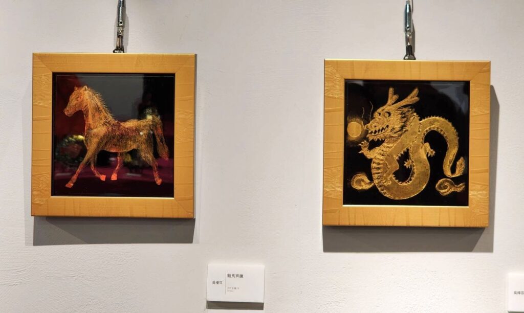 ▲展出漆畫的動物系列作品，有著讓人感受在聚焦後的獨特與華麗質感。（記者 辛澎祥/攝）