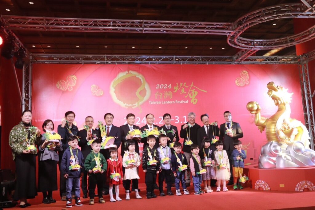 2024台灣燈會記者會，孩子們開心地將小提燈或拿或掛，與貴賓們一起合影。（圖/交通部提供）