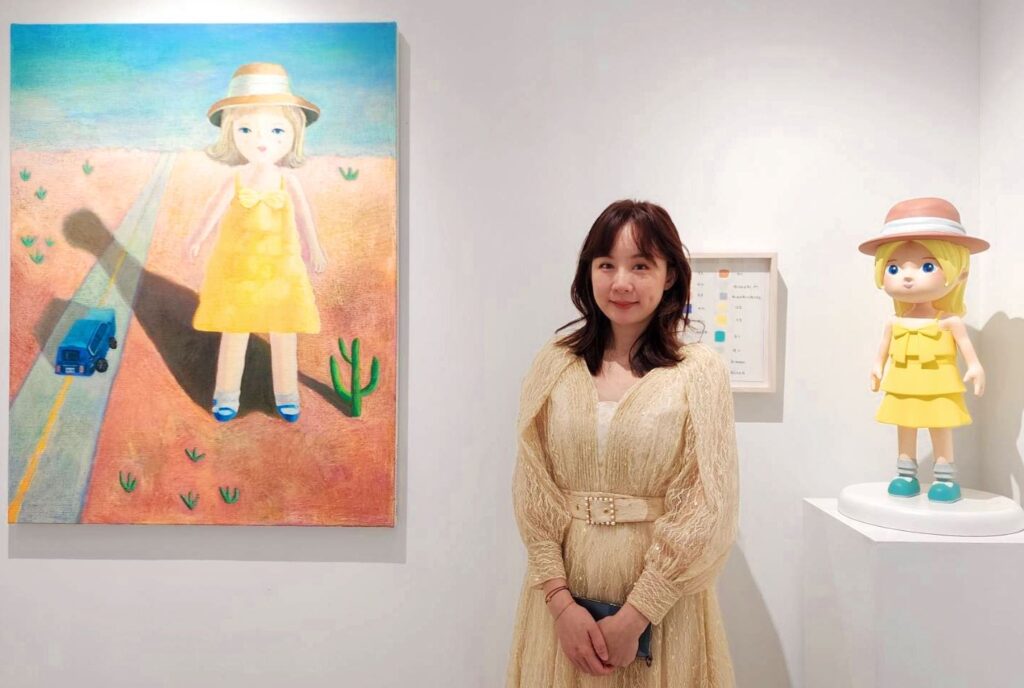 ▲江采馨個展中也展出她精心設計的IP辛蒂女孩與公仔，對應畫作極具雅趣。（記者 辛澎祥/攝）