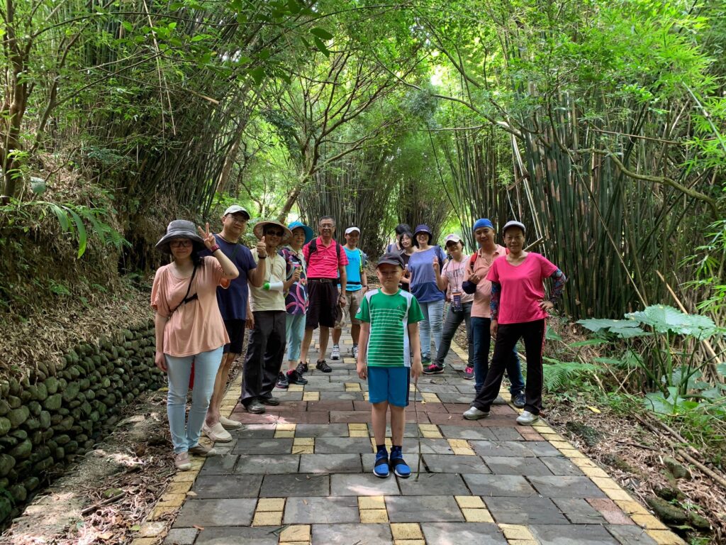 ▲新北市石門草里漁港的茶山步道遊人如織。（圖/新北農業局 提供）