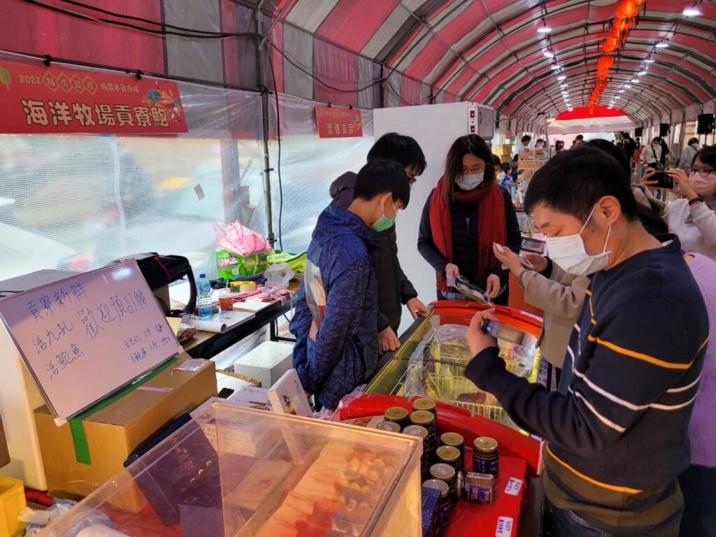 ▲民眾爭相搶購年貨，場面熱烈。（圖/新北農業局 提供）