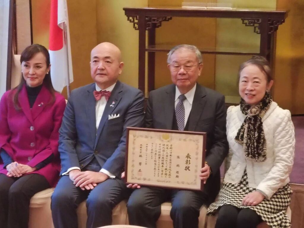 ▲日本臺灣交流協會台北事務所代表片山和之（左二）及夫人與張炳煌教授（右二）及夫人合影留念。（記者 辛澎祥/攝）