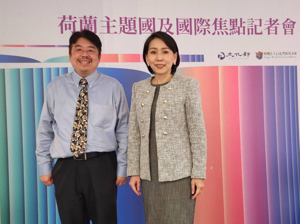▲泰國駐台商務處處長李凱莉(右)與商務處外貿特助何其松在發佈會上大力行銷泰國作家及出版訊息。(記者 辛澎祥/攝)
