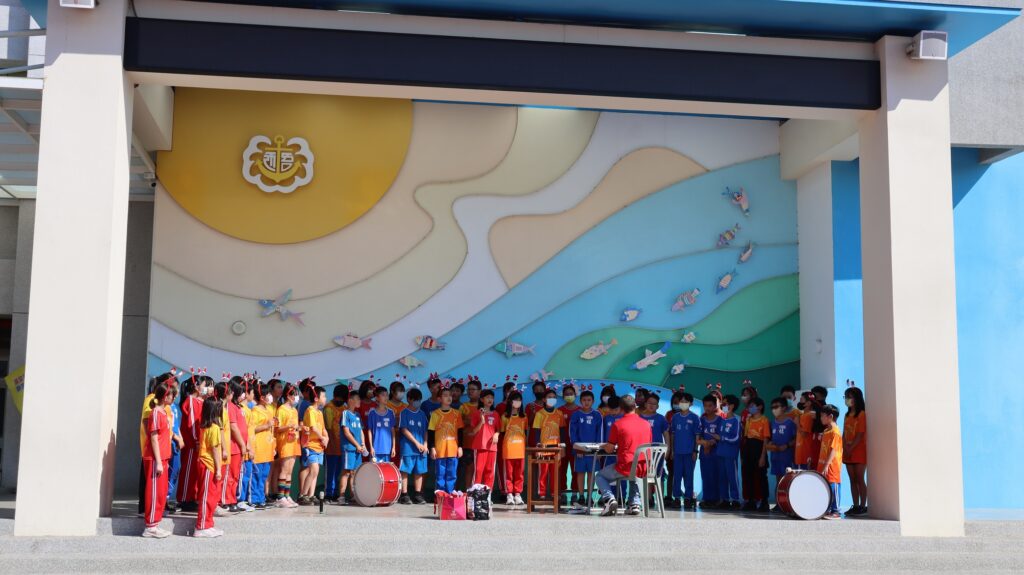 梧棲國小公共藝術作品「嬉游趣」成為學童活潑亮麗的表演舞台布景。（圖/文化局提供）