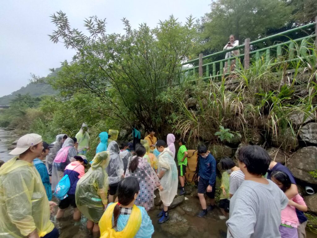 講師向學童講解水保設施砌石護岸的功能。（圖/農業局提供）