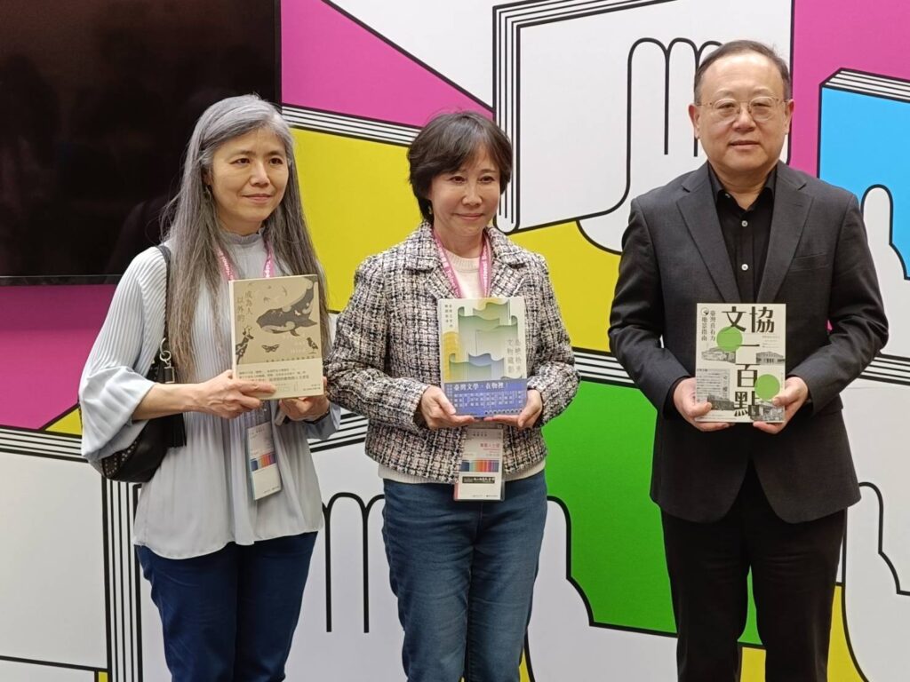 ▲台北書展基金會董事長吳韻儀（左起）臺文館館長林巾力與文化部長史哲，在書展文學書區合影留念。（記者 辛澎祥/攝）