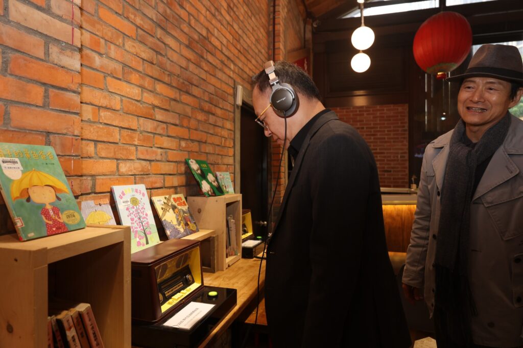 ▲史哲部長（左）在當代傳奇文創園區聆聽簡介作品。（圖/文化部 提供）