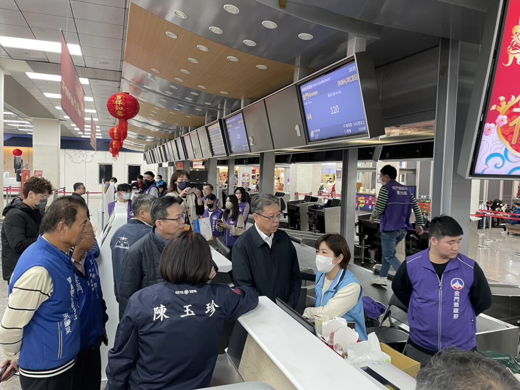 ▲立委陳玉珍（左二背對鏡頭）在機場坐鎮軍機載運金門縣民相關事宜。（圖/陳玉珍立委辦公室 提供）