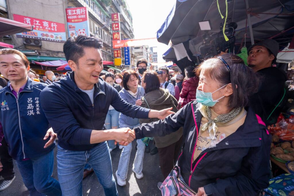 ▲蔣萬安市長在榮濱商店街與採購年貨的市民開心互動。