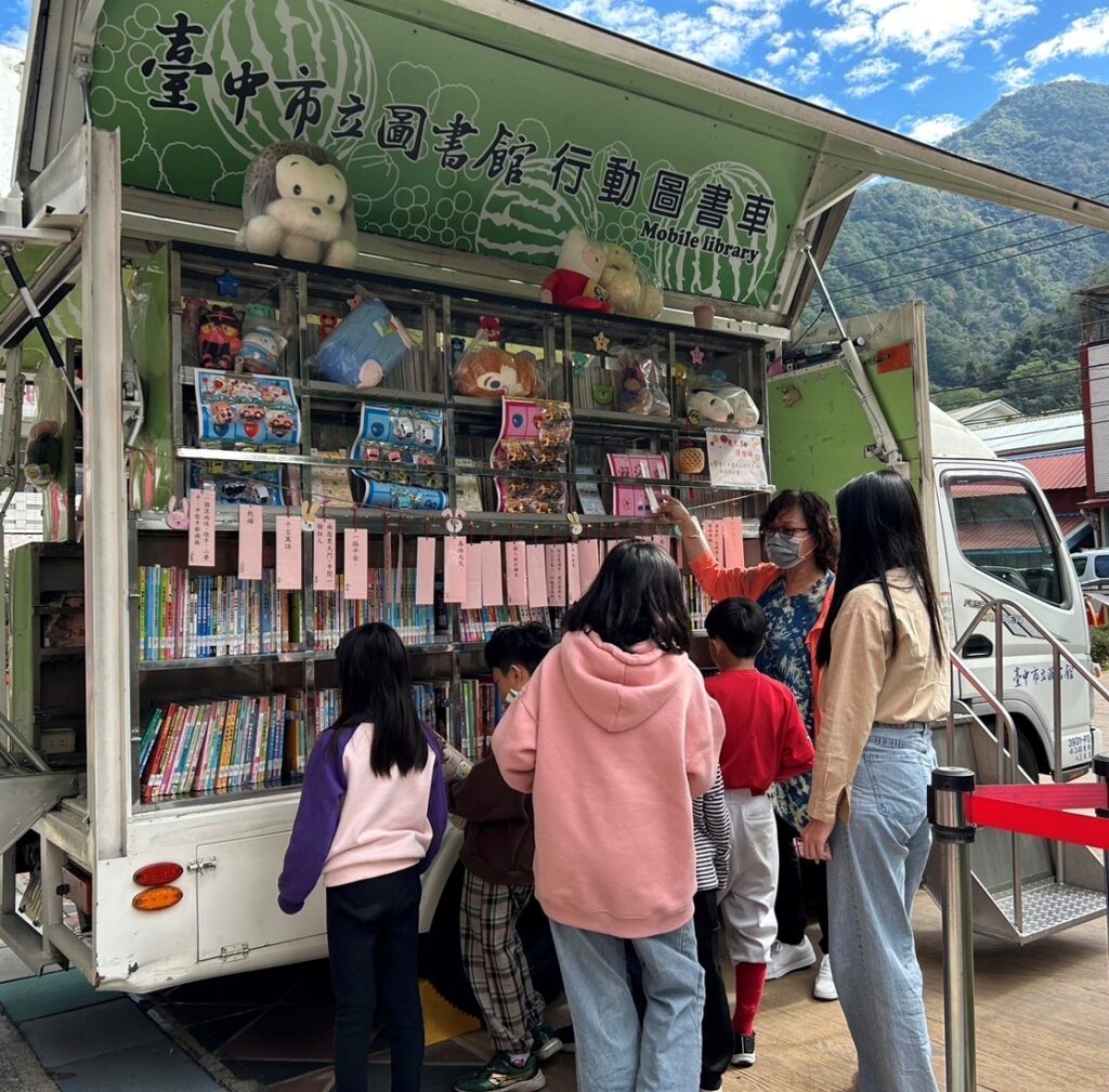 新社行動圖書車巡迴校園，駐點提供學童借閱圖書。（圖/文化局提供）