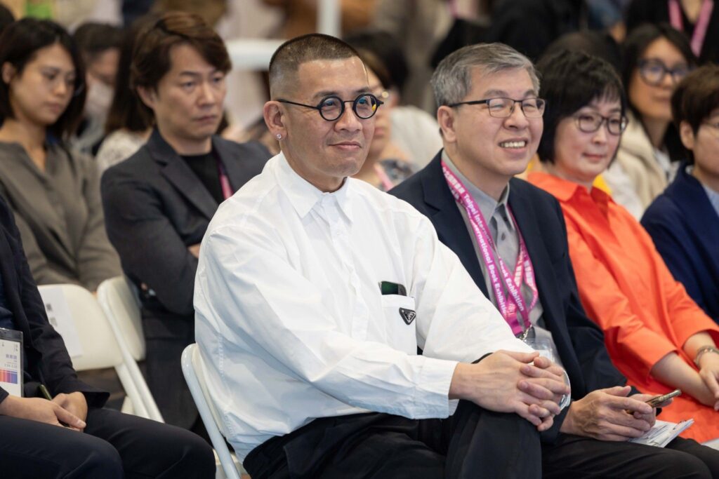 ▲文策院董事長蔡嘉駿（左）與多家出版商出席了這場備受業界關注的簽署合作意向書活動。（圖/文策院 提供）