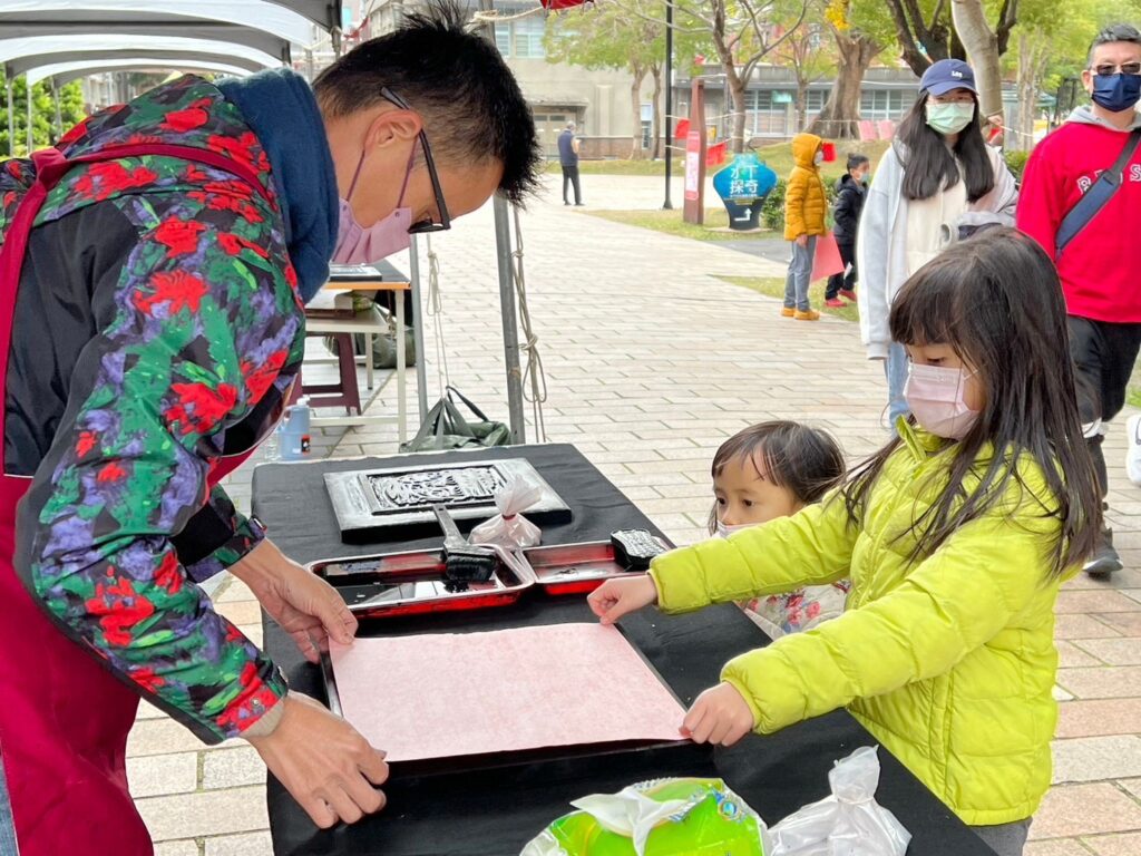 2月11日至14日（初二至初五）舉辦「版印年畫DIY體驗」，每日現場都準備12生肖拓印版，提供民眾體驗親手拓印版畫的樂趣。（圖/文化部文化資產局提供）