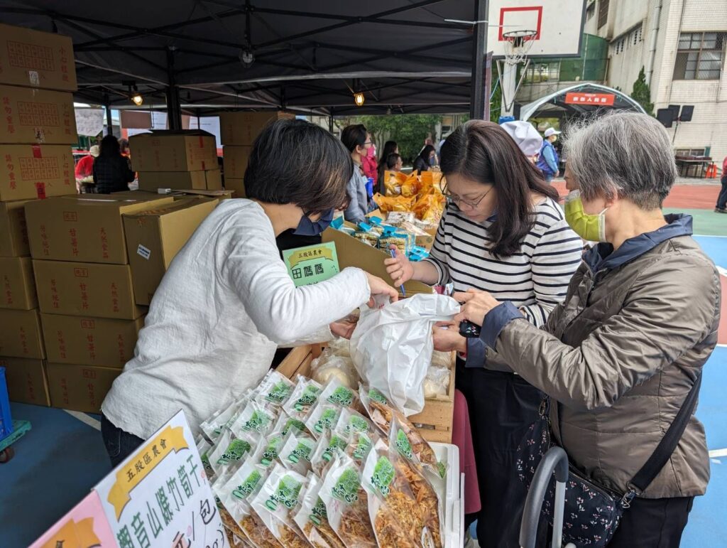 ▲活動現場由攤商提供的農特產品，受到消費者的喜愛。（圖/新北農業局 提供）