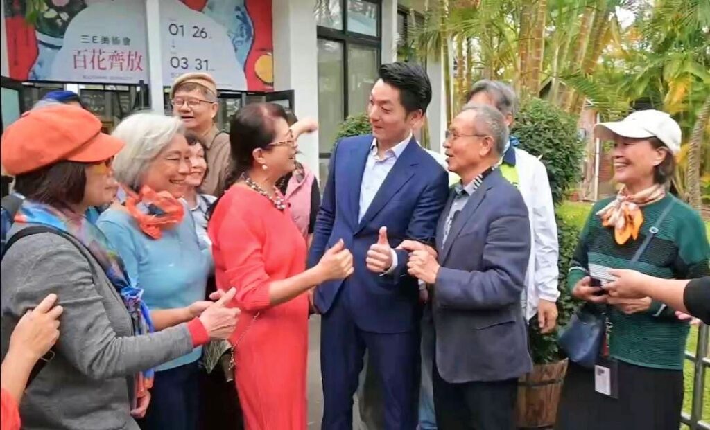 ▲台北市長蔣萬安（右三）與3E美術會員熱絡互動，並參觀「百花齊放」的展出。（記者 辛澎祥/攝）