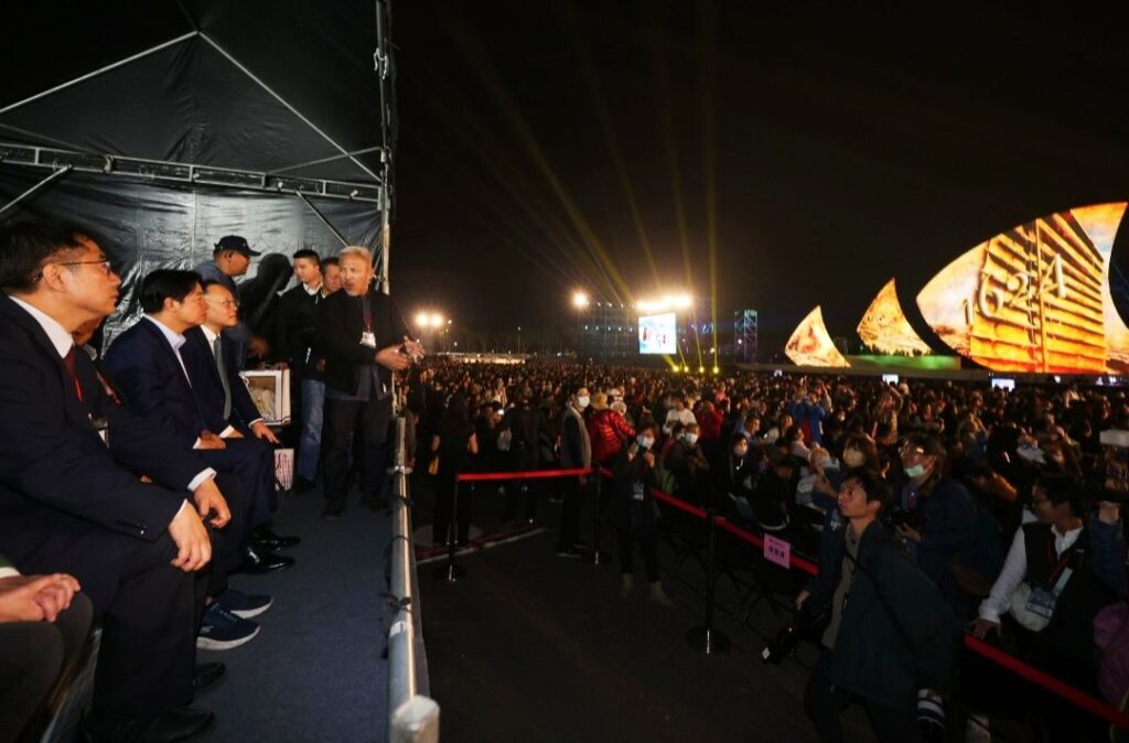 ▲台南市長黃偉哲（左起）副總統賴清德及文化部長史哲出席觀賞歷史音樂劇。（圖/文化部 提供）