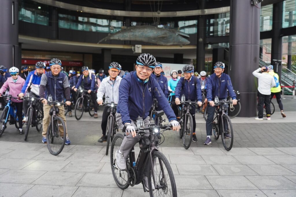 ▲交通部長王國材帶頭騎行自行車，號召全民活動。