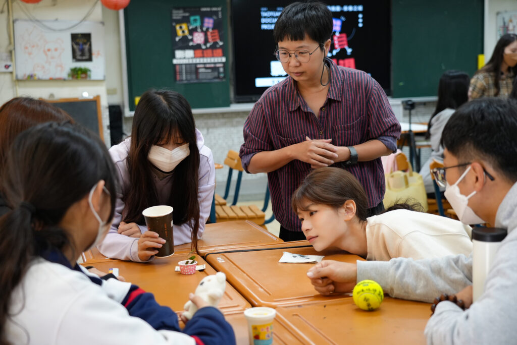 講師與學生們一同進行物件劇場的練習。（圖/文化局提供）