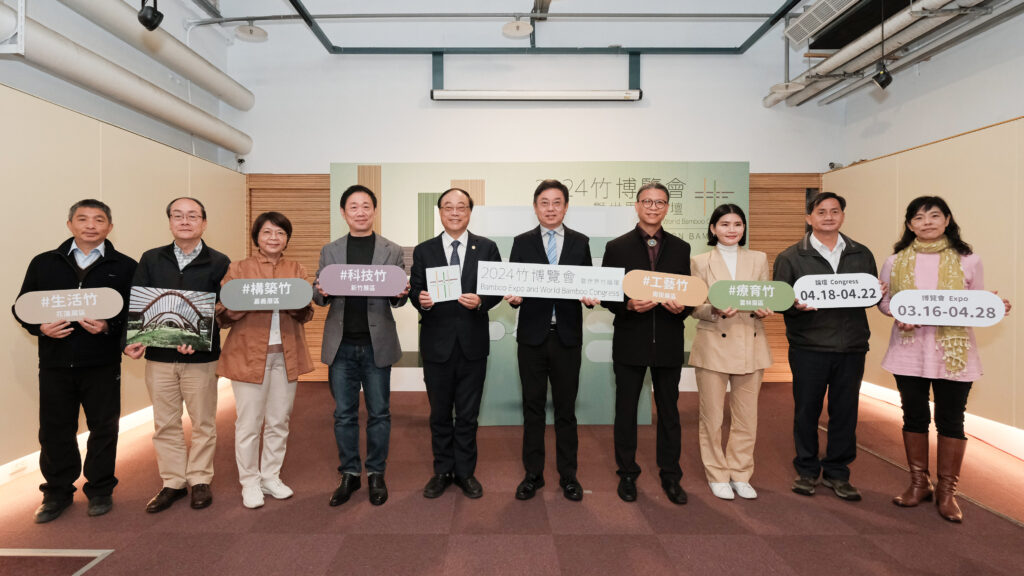 左起：林業保育署花蓮分署長黃群策、嘉義分署長張岱、林鐵及文資處處長黃妙修、台灣竹會理事長許倍銜、交通部觀光署署長周永暉、林業保育署署長林華慶、工藝中心主任陳殿禮、雲林縣文化觀光處長陳璧君等貴賓合影。
