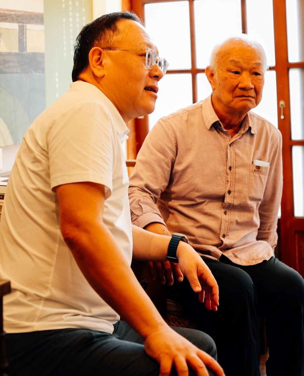 ▲文化部長史哲（左）與吳晟老師親切互動。（圖/文化部 提供）