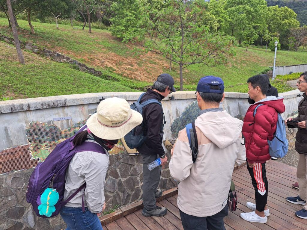 民眾在三層崎公園長廊學習歷史。（圖/臺北市政府公園處提供）