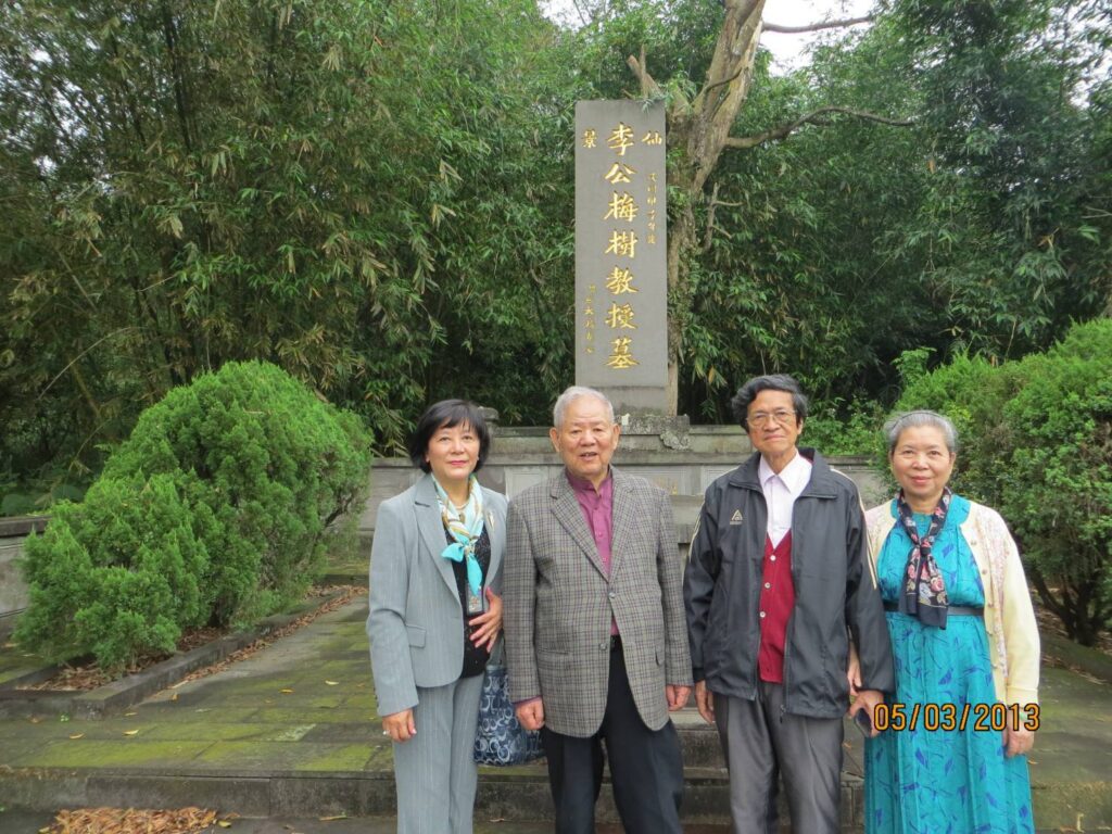 ▲陳火木老師（左二）生前在學生陳嬋娟老師（左）李梅樹美術館館長李景光（右二）的陪同下向恩師李梅樹墓碑表達致意後合影。（圖/陳嬋娟 提供）