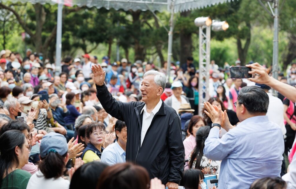 前臺北市長、也是開園策劃人黃大洲現身，受到民眾熱烈歡迎。（記者 陳安婷/攝