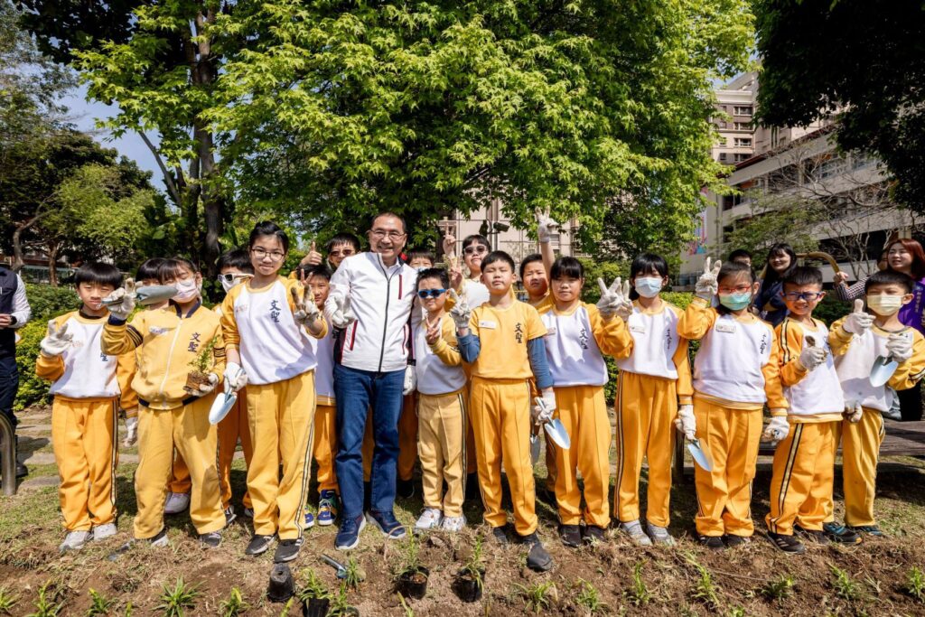 ▲新北市市長侯友宜（中）與學童們在校園植樹活動中開心合影。（圖/新北市農業局 提供）