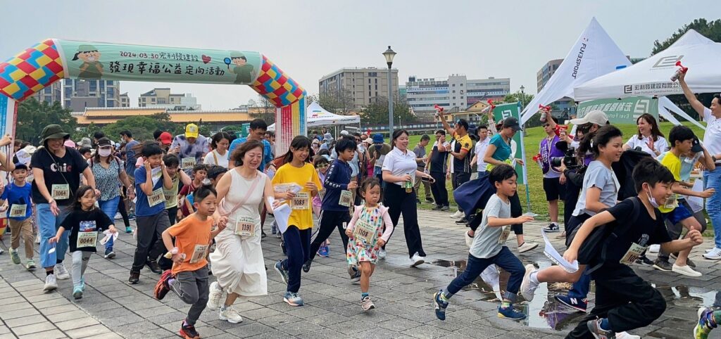 ▲鳴槍起跑的參賽選手，顯得十分開心，跑起來格外帶勁有力。（記者 辛澎祥/攝）