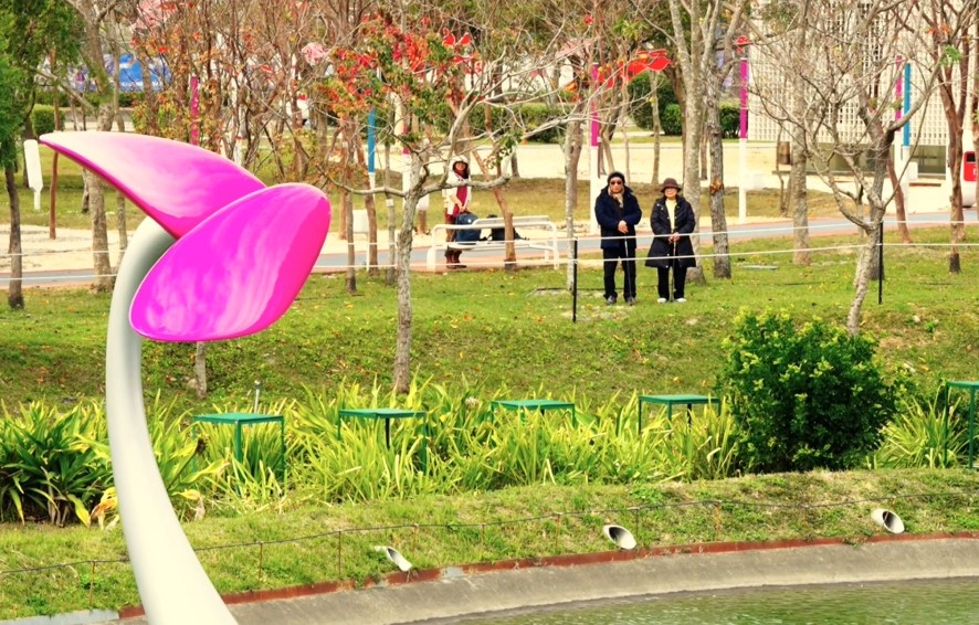 第一名作品《公園裡的美麗情懷》呈現老夫妻漫步公園欣賞公共藝術《浮遊之花》。（圖/文化局提供）