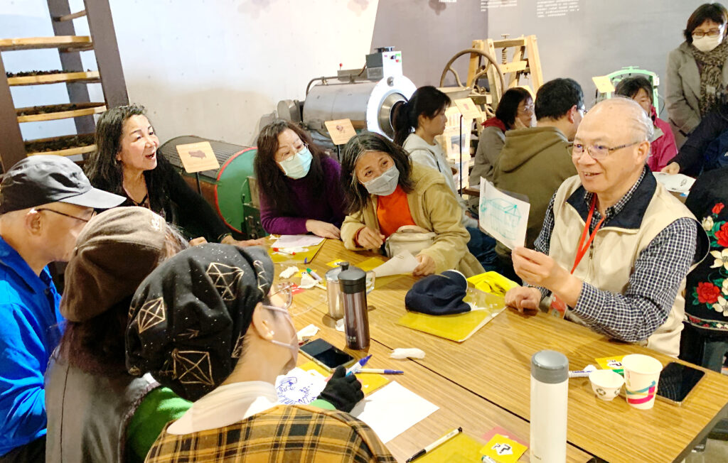 茶博館與臺大動物博物館、植物標本館的志工群在展覽期間進行熱絡的館際交流活動。（圖/坪林茶業博物館提供）