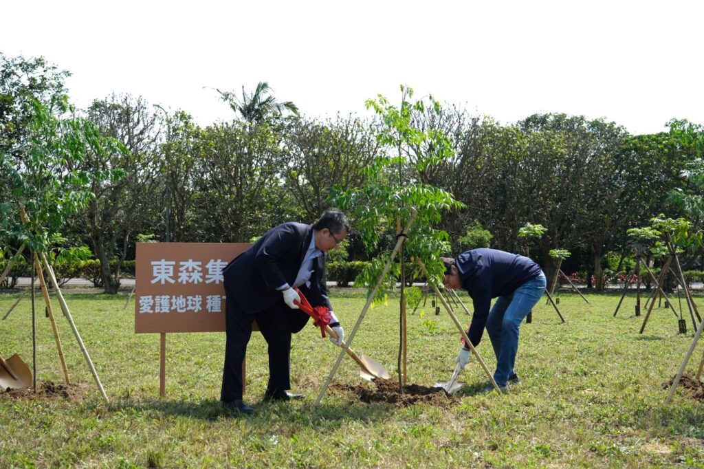 ▲劉和然副市長（右）與廖尚文副總裁共同植樹綠化。（圖/新北農業局 提供）